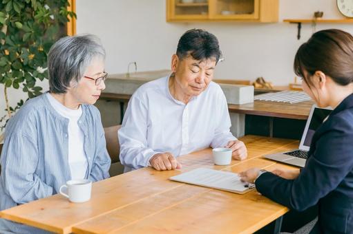 相続税について税理士と話し合う様子